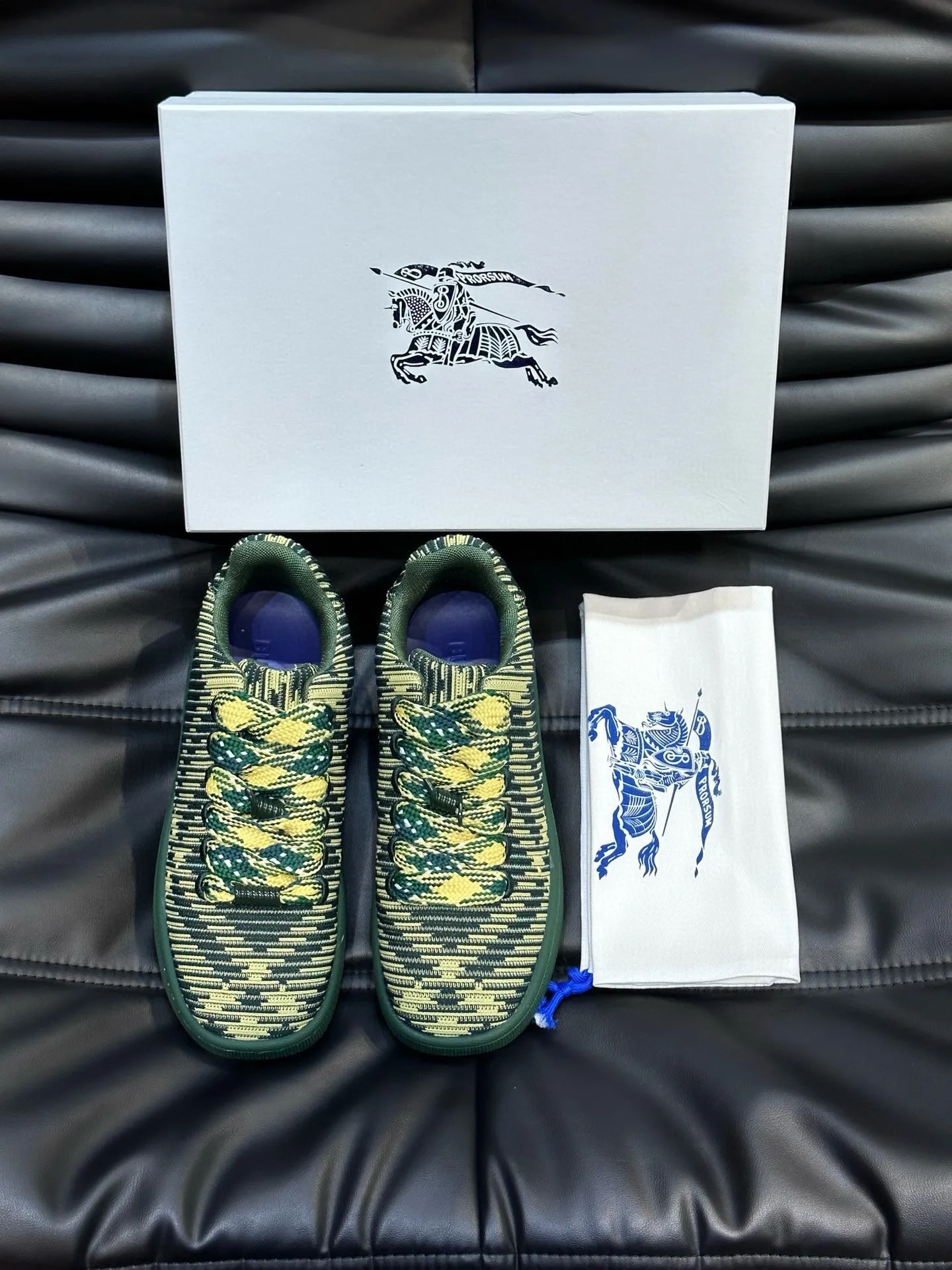 Factory price: 458💰Burberry Box series👫 Thick-soled casual sports shoes for couples, cool sneakers and bread shoes, purchased and developed from the original version, the top version of Box series sports shoes, made of original plaid/knitted fabric, embellished with EKD embossing. Made of mesh lining, the laces are decorated with metal coils, the rubber sole is decorated with the Burberry letter logo, and the original molded 3.5CM two-color T men's shoe 💰U outsole! Code number: 35-45 (35-45 customized)